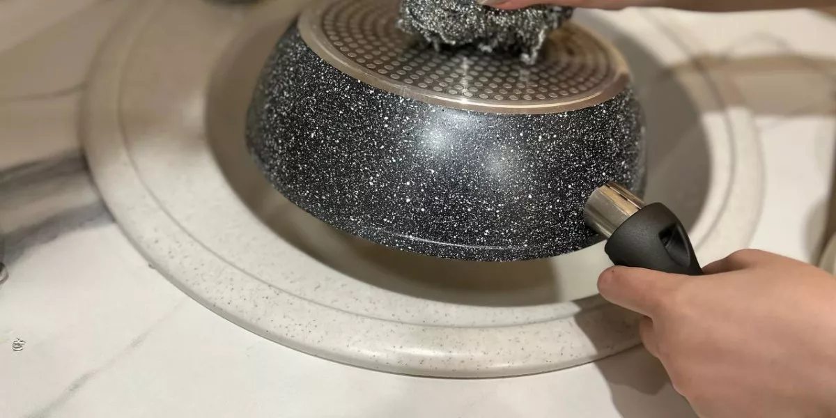 Очистить сковороду от сильного нагара в домашних