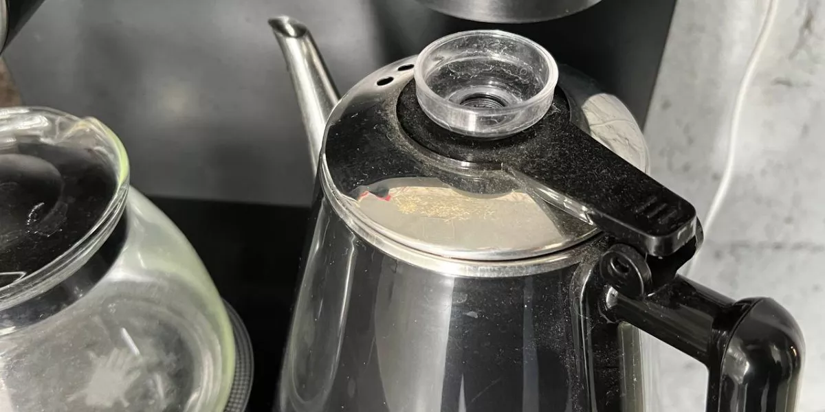 Накипь в чайнике. Отмыть чайник от накипи содой. Фильтр от накипи для чайника. Как отмыть чайник от накипи лимонной кислотой