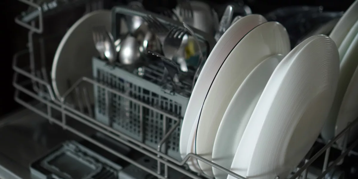 Почему нельзя мыть в посудомоечной машине. Алюминиевая посуда в посудомоечной машине. Посудомоечная машина Haier. Рыба в посудомоечной машинке.